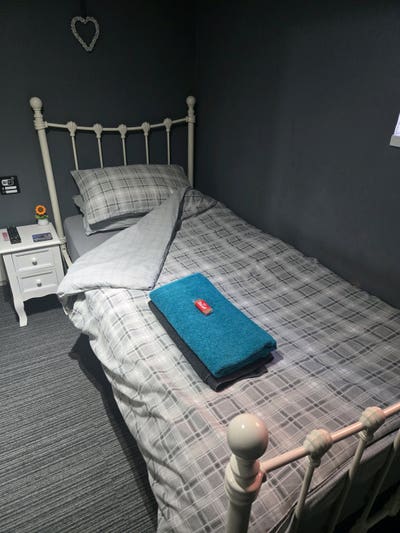 Single En-Suite Room Available in Family Home Main Photo
