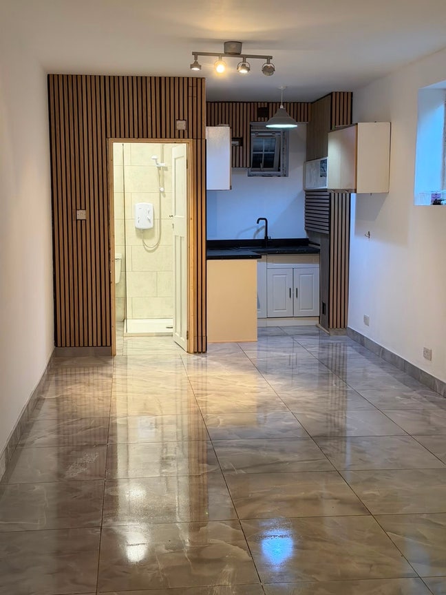 All bills included Entire Studio Flat RH19 Main Photo