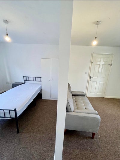 🔥 Large Studio Room | Beck Row | Detached House  Main Photo