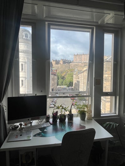 Huge room with castle view! Main Photo