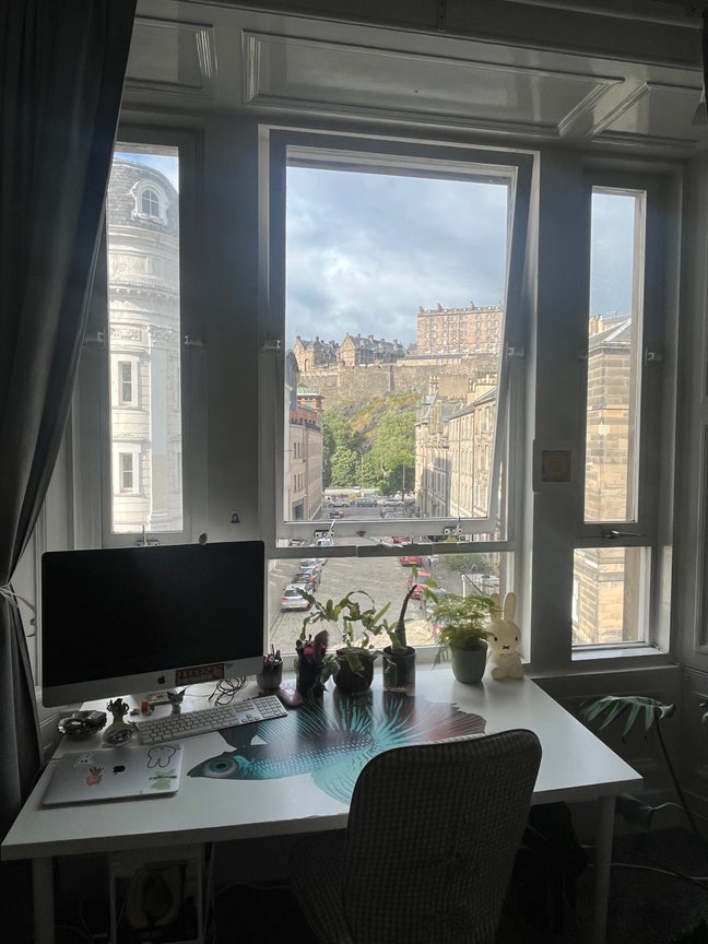 Huge room with castle view! Main Photo