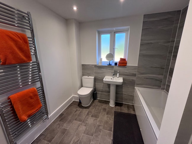 Modern spacious double bedroom with bathroom Main Photo