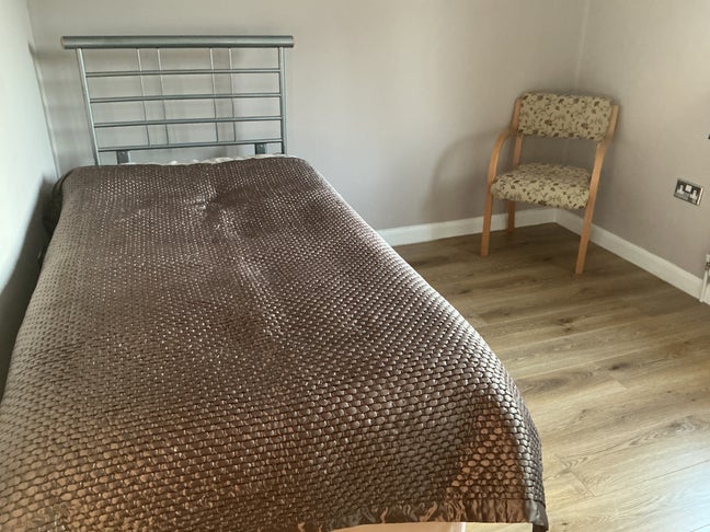 Double Bedroom Near Morden Station  Female Only Main Photo