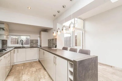 A large shared space available for a male Main Photo