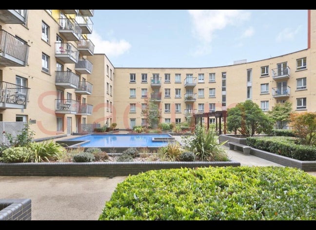 Large Double Room with private bathroom Main Photo