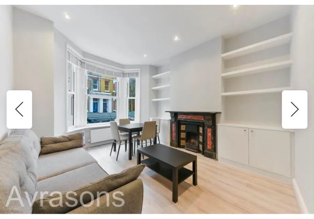 Double room in refurbished Oval flat Main Photo