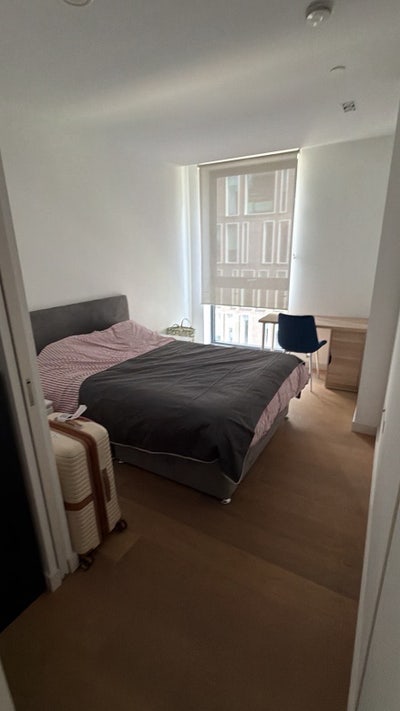 Large en-suite bedroom for rent in Kings-Cross Main Photo