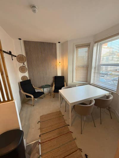 Spacious Lower-Ground Studio with Private Entrance Main Photo