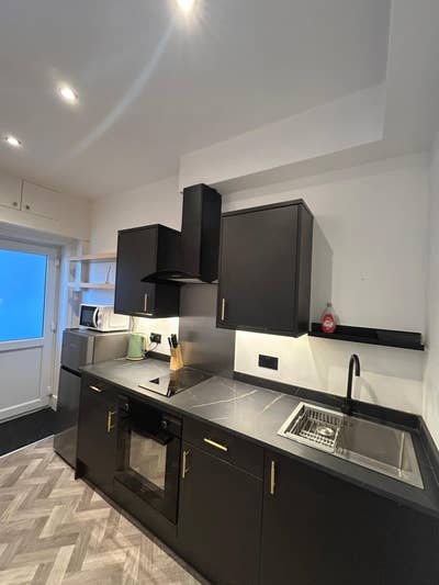 Spacious Lower-Ground Studio with Private Entrance Main Photo