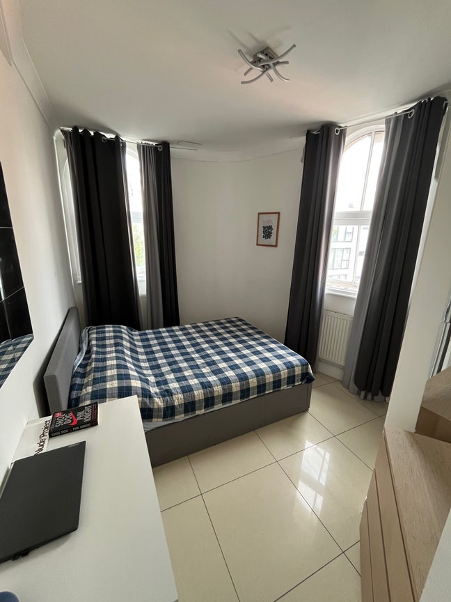 Bright Double Room with Stunning Skyline Views Main Photo