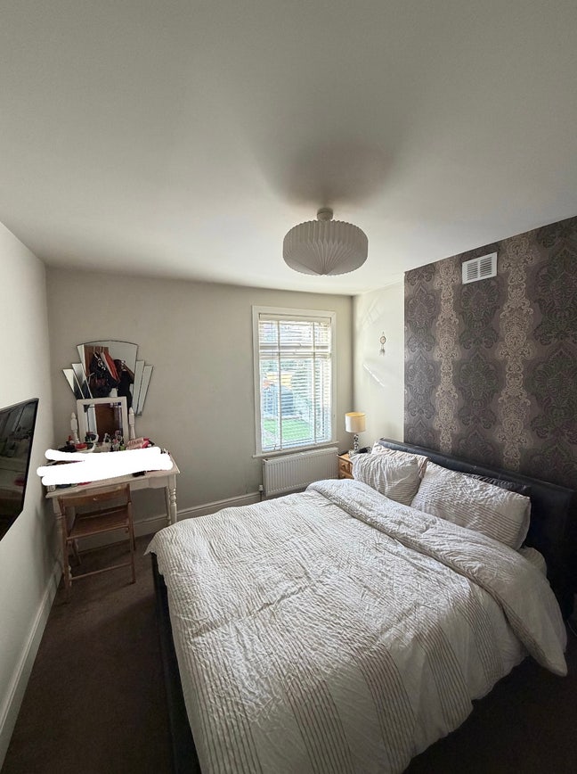 Queen size bedroom available for rent in Birkbeck Main Photo