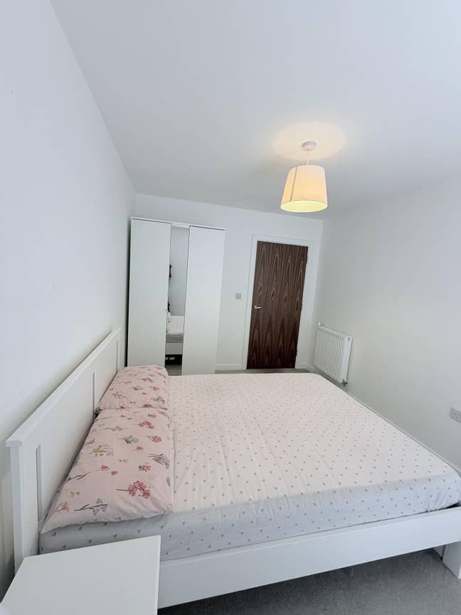 Bright & Fully Furnished Double Room near Lakeside Main Photo