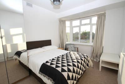 Double bedroom, 4 bed household Main Photo