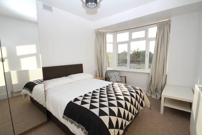 Double bedroom, 4 bed household Main Photo