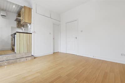 Studio flat next to Bellshill train station Main Photo