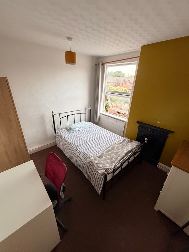 Empty house 1 room available  Main Photo