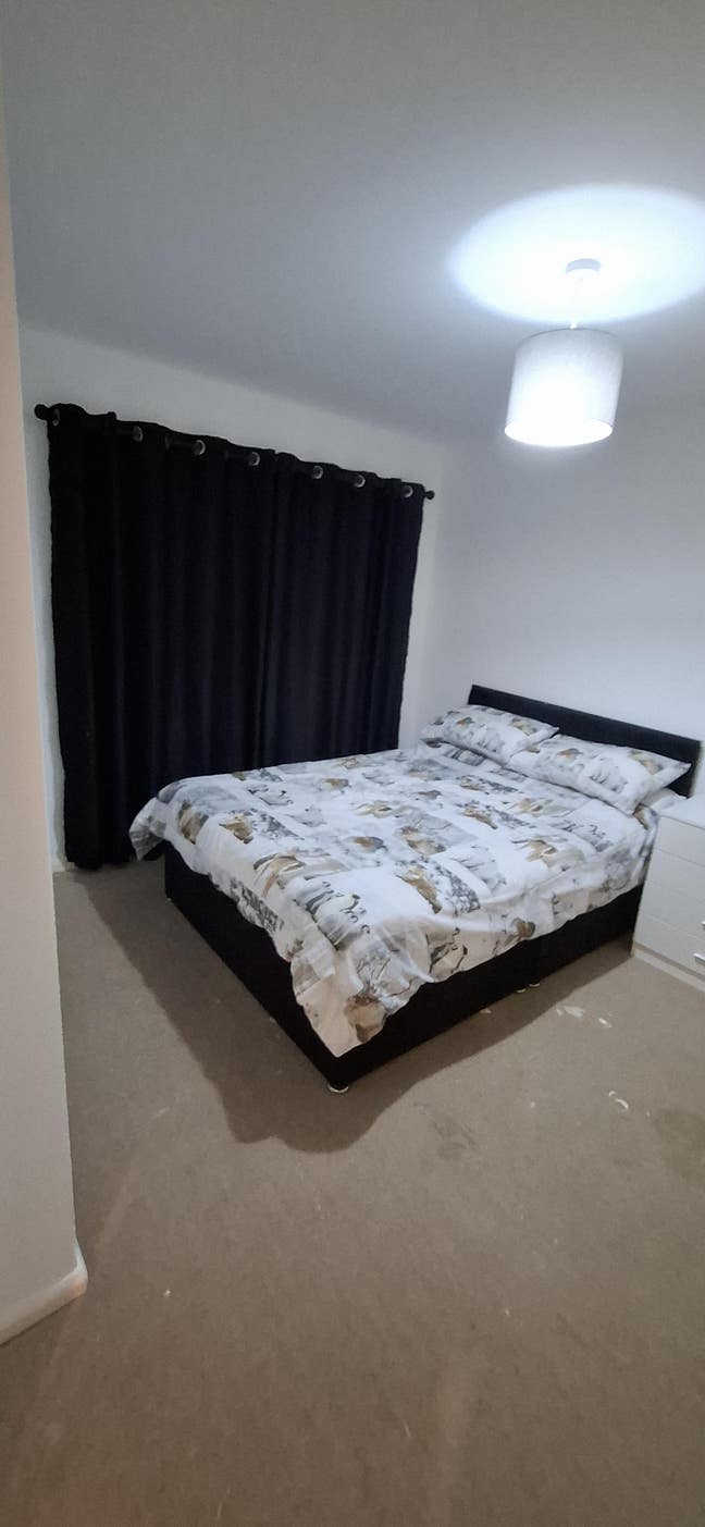 Short let double bedroom close to airport Main Photo