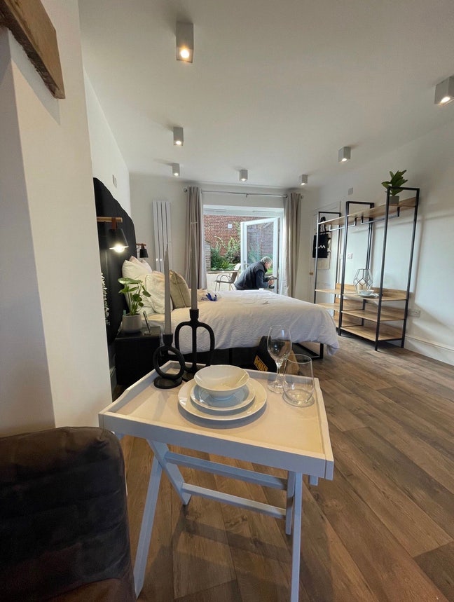Studio available 10th Aug (47T C) Main Photo