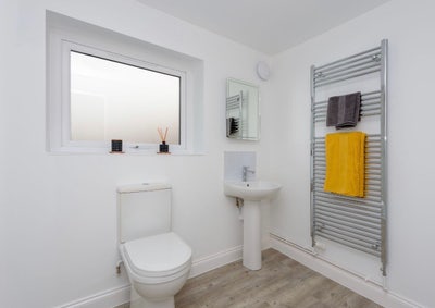 Studio with parking available 1st Sept (WH c) Main Photo