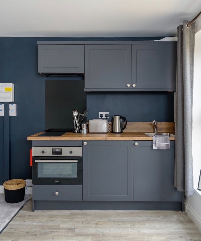Studio with parking available 1st Sept (WH c) Main Photo