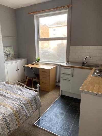 Furnished Double Room with Kitchenette in St Johns Main Photo