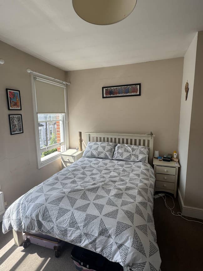 Large double room in girly Clapham North flat Main Photo