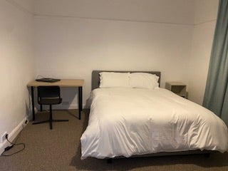 2 bed flat mins from Town Centre with Parking Main Photo