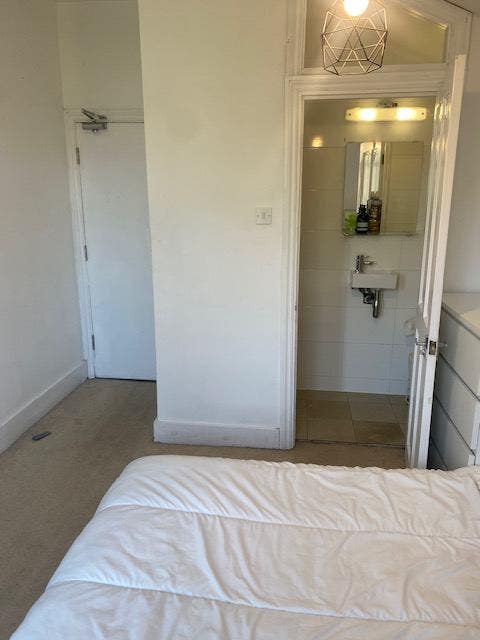 SW17 TOOTING - Double en-suite bed rm. 5 min trans Main Photo