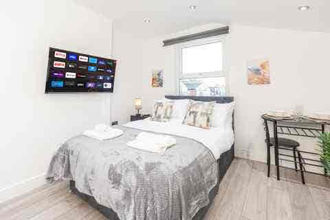 Tooting Studios, 5 mins from Station! Main Photo