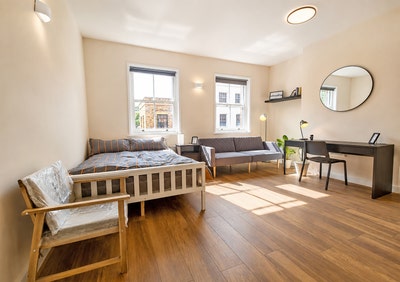 2Large Doubles in Massive Three-storey House in E1 Main Photo