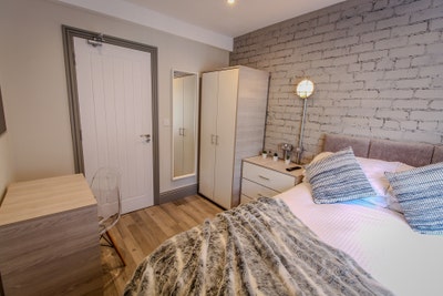 One double room left in this luxury 7 bed house  Main Photo