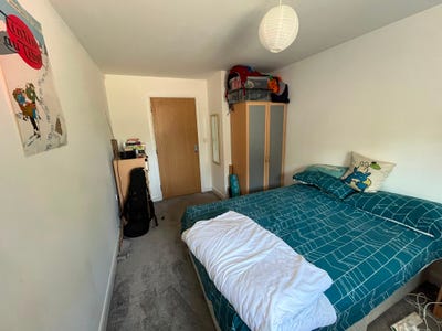 Looking for a flatmate in a 2 bed 2 bath flat Main Photo