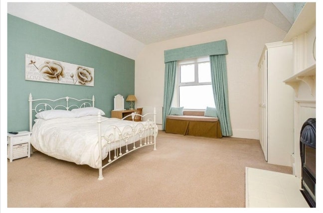Double bedroom in mansion house Main Photo