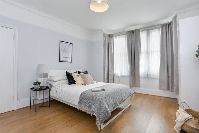 Three Large Double Rooms | TW8 Main Photo