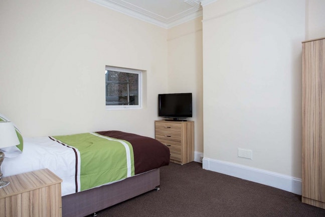 Large Room, All Bills inc, No Deposit,   Main Photo