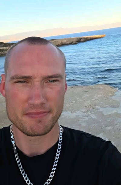 37yr old professional male seeks room Main Photo