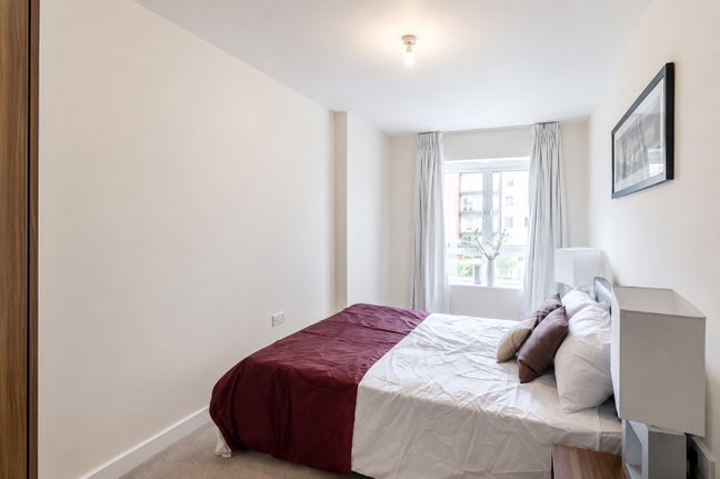 Double Room with Private Bathroom NW9 Main Photo
