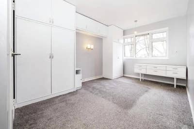 Amazing 3 bed flat in the heart of Redbridge Main Photo