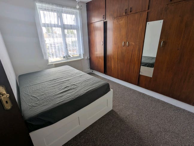 Double room available for female with Live-in-Land Main Photo