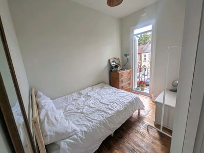 Small double with front facing balcony  Main Photo