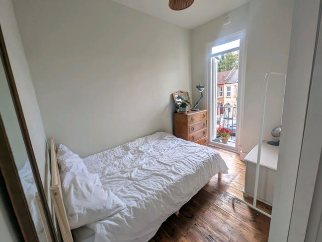 Small double with front facing balcony  Main Photo