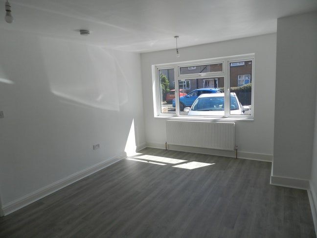 4 bedroom house to let in Dagenham RM10 8AZ Main Photo