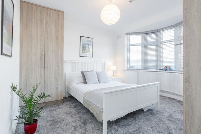 Lovely Double Ensuite Room available in Heston  Main Photo