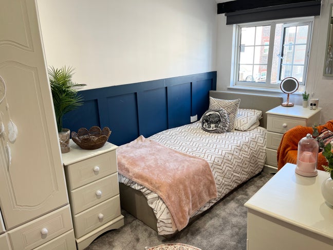 Lovely, Quaint Small Double En-suite Room To Let Main Photo