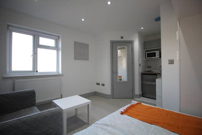  Modern Studio on Central Line Main Photo