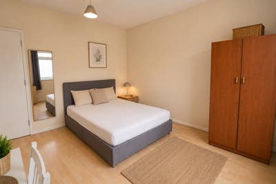 4 Beautiful Double Rooms Located in Mile End. Main Photo