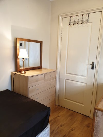 Short let, 12 min walk to Raynes Park Station Main Photo