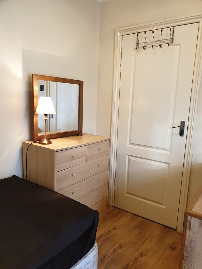 Short let, 12 min walk to Raynes Park Station Main Photo
