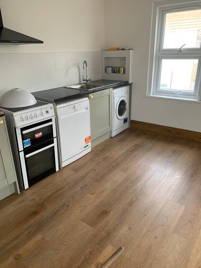 Practical Studio Apartment on Margery Park Road Main Photo