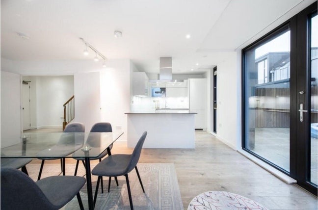 Amazing double Room to sublet for one month.  Main Photo